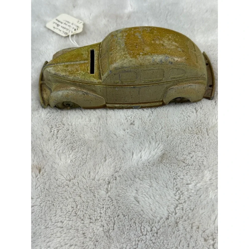 Vintage 1940 Lincoln 4-Door Sedan Diecast Metal Coin Bank Gold Tone 5 Inch - Picture 2 of 6